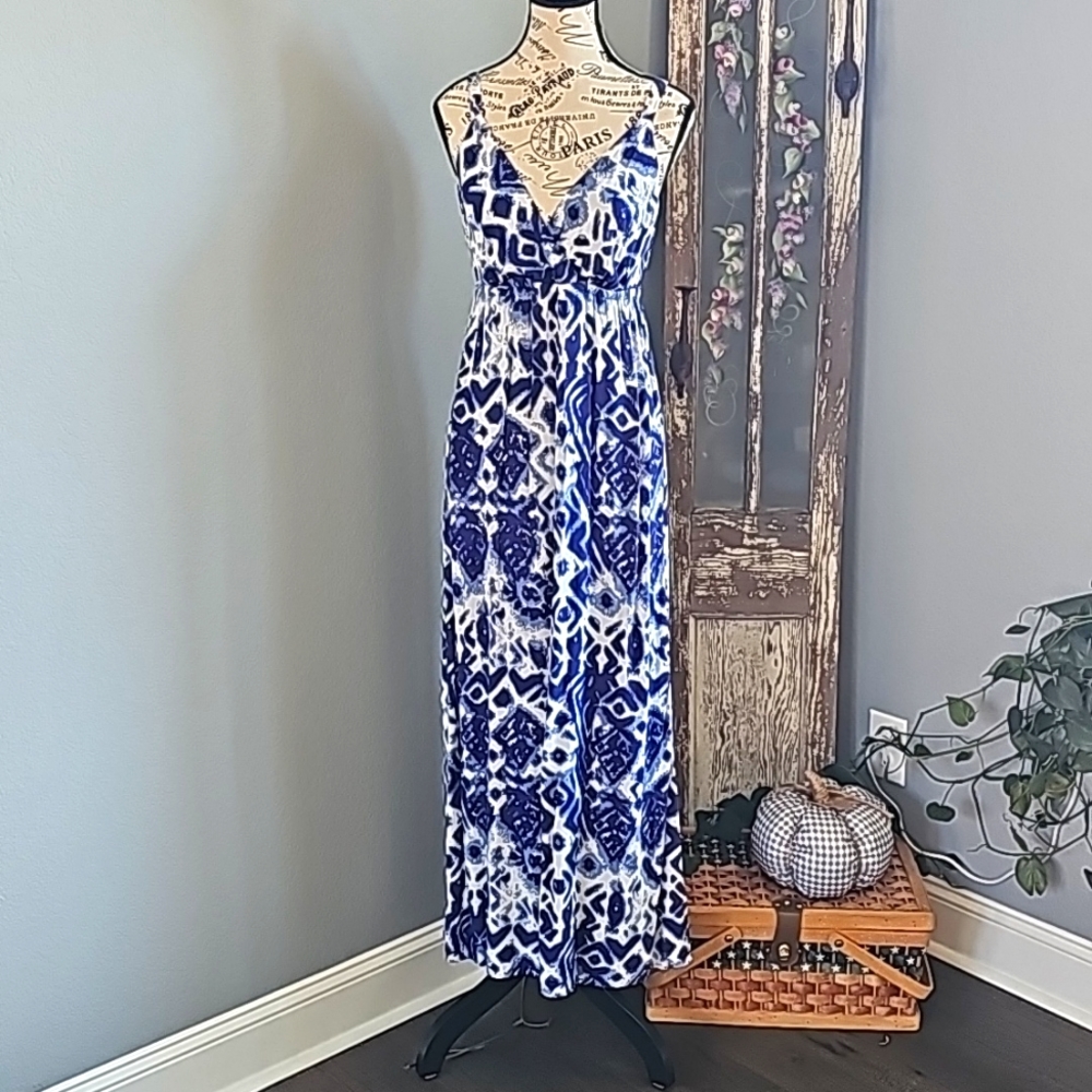 NWOT LONG PRINT DRESS. ADJUSTABLE STRAPS. SIZE SMALL